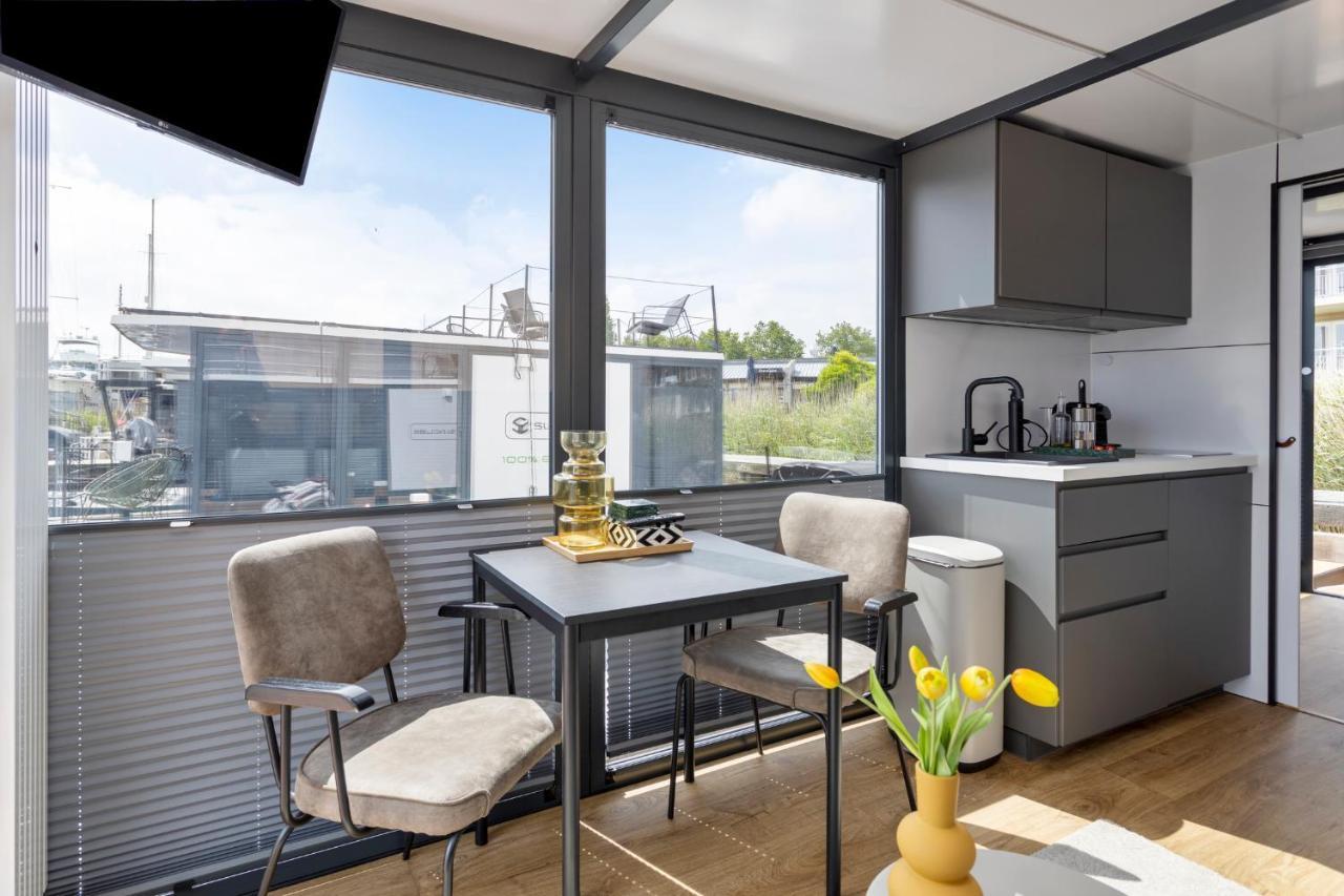 Cosy Tiny Houseboats Near Beach And Restaurants By Weltevreden Experience Zeewolde Exterior photo
