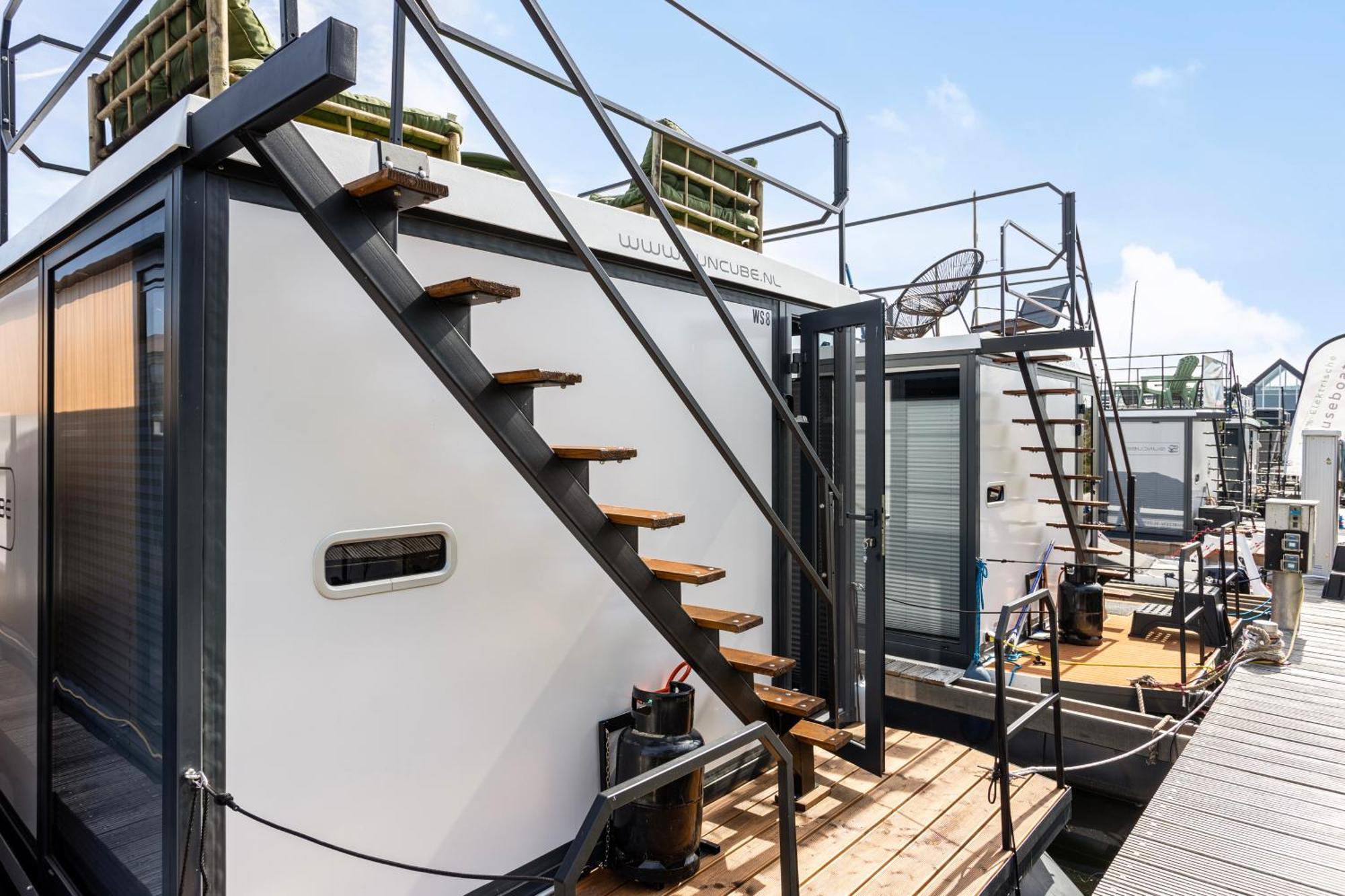 Cosy Tiny Houseboats Near Beach And Restaurants By Weltevreden Experience Zeewolde Exterior photo